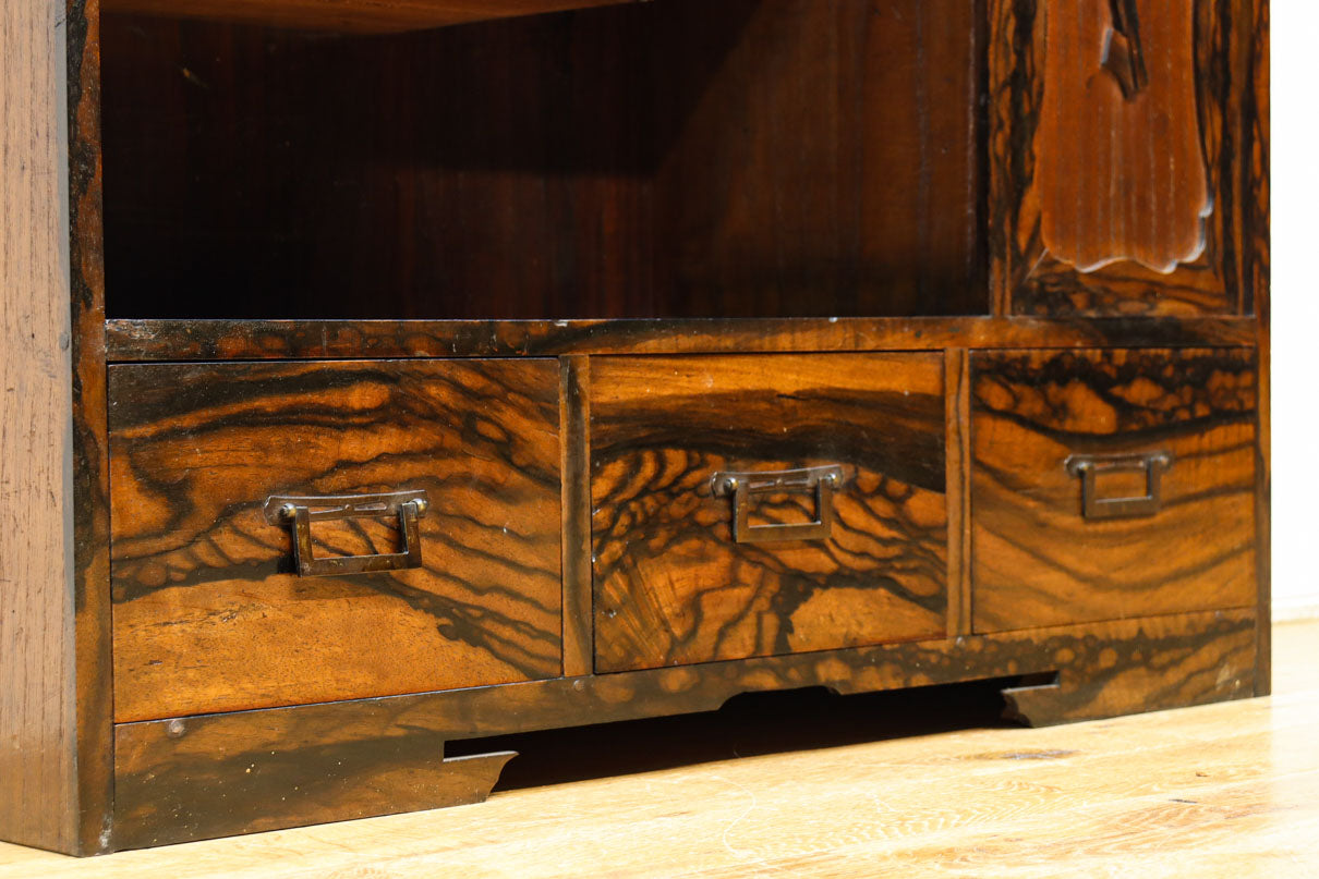 極上の黒柿杢目の上品な面持ちある飾り棚　BB3331