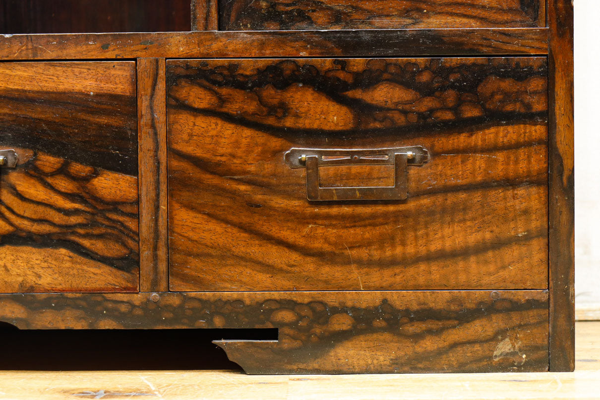 極上の黒柿杢目の上品な面持ちある飾り棚　BB3331