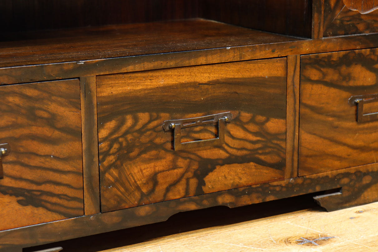 極上の黒柿杢目の上品な面持ちある飾り棚　BB3331