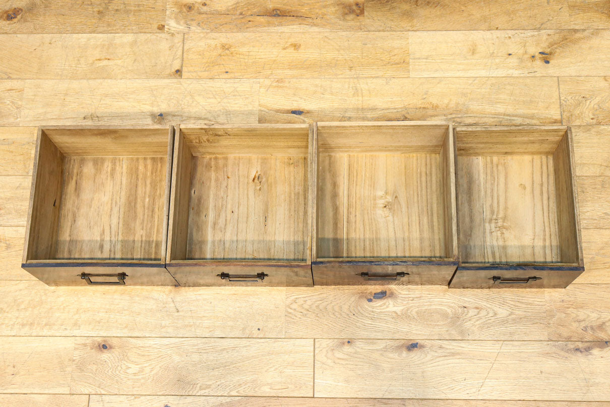 極上の黒柿杢目の上品な面持ちある飾り棚　BB3331