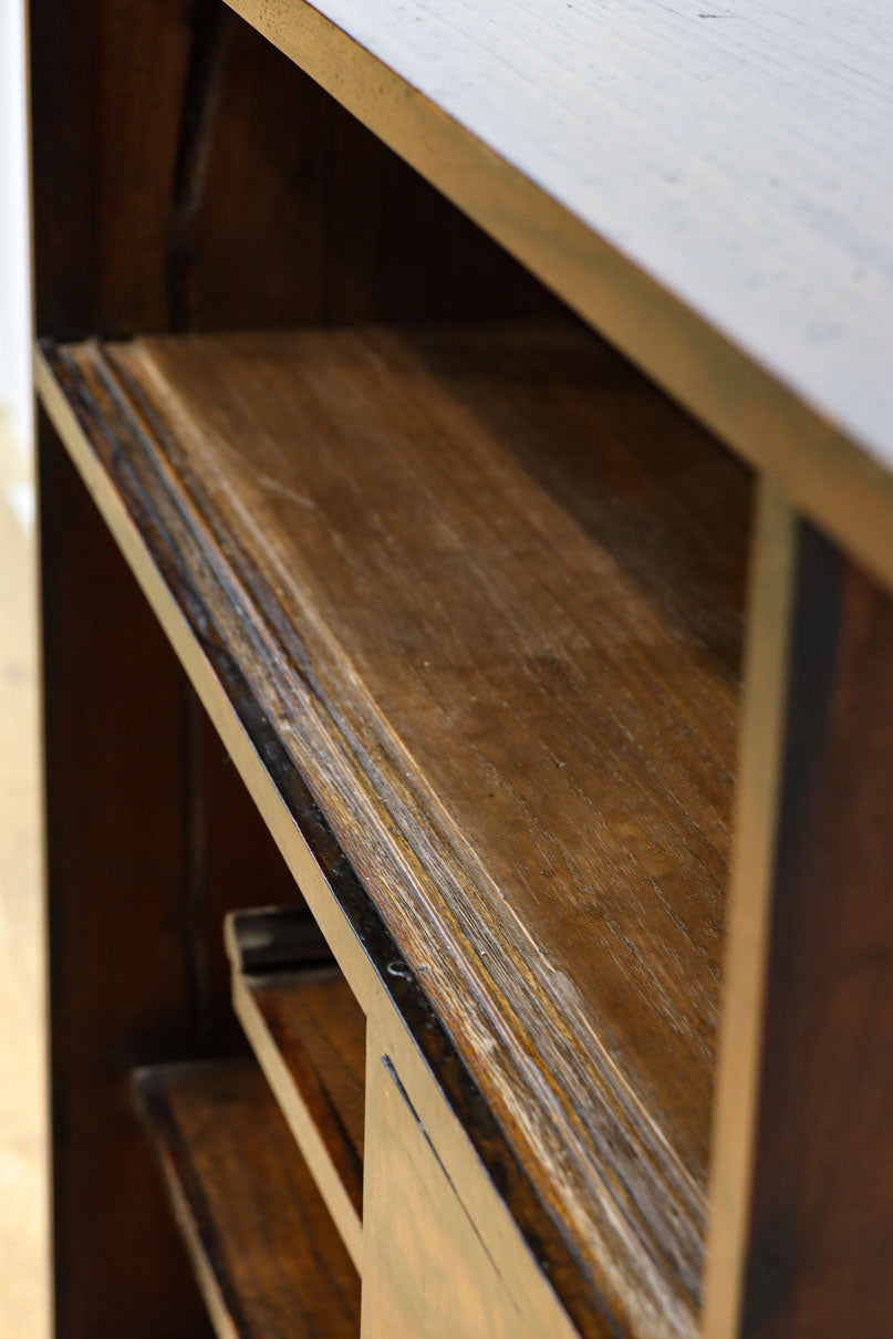 極上の黒柿杢目の上品な面持ちある飾り棚　BB3331