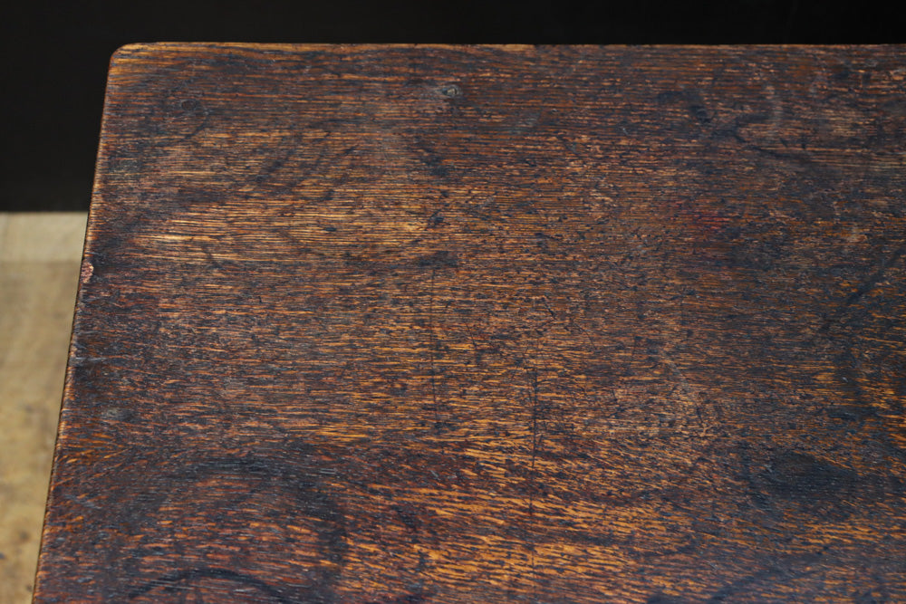 デザイン性の高いレトロ感溢れるデスク　BB3332