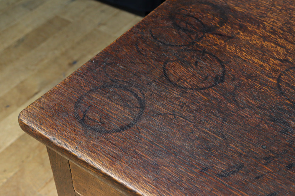 デザイン性の高いレトロ感溢れるデスク　BB3332