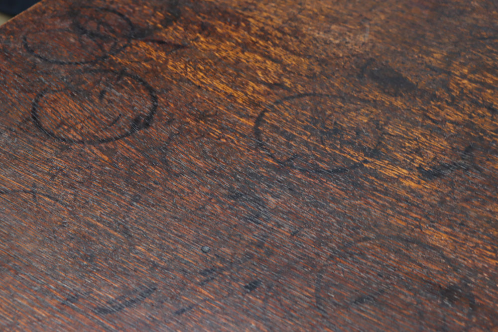 デザイン性の高いレトロ感溢れるデスク　BB3332