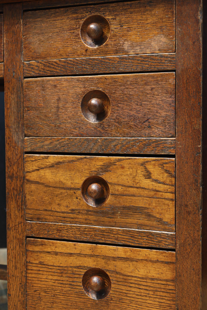 デザイン性の高いレトロ感溢れるデスク　BB3332