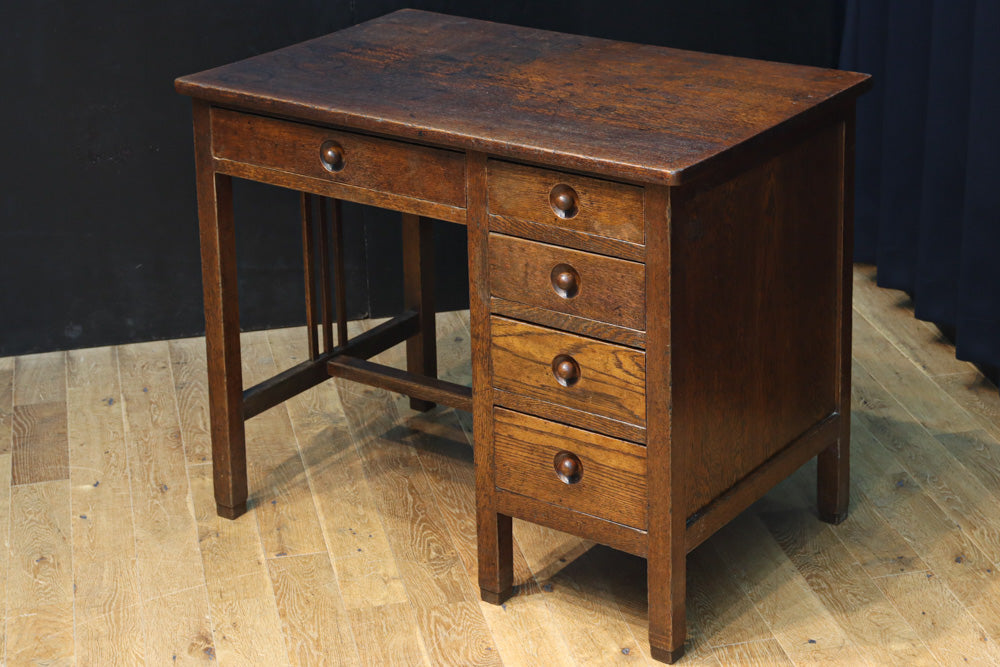 デザイン性の高いレトロ感溢れるデスク　BB3332