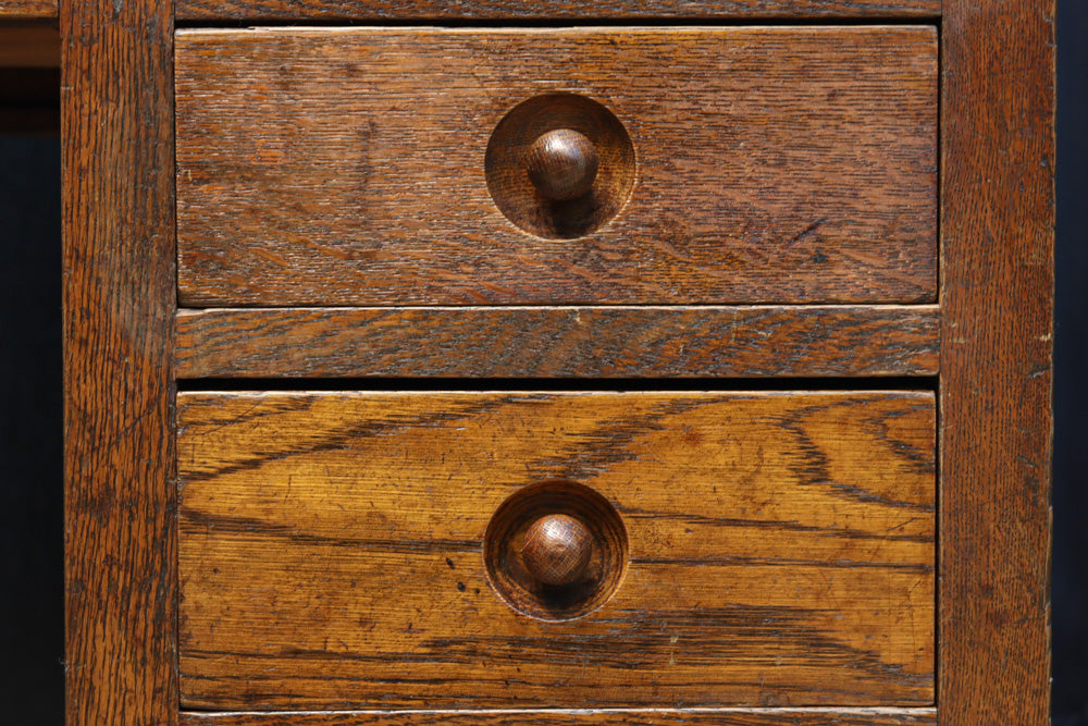 デザイン性の高いレトロ感溢れるデスク　BB3332