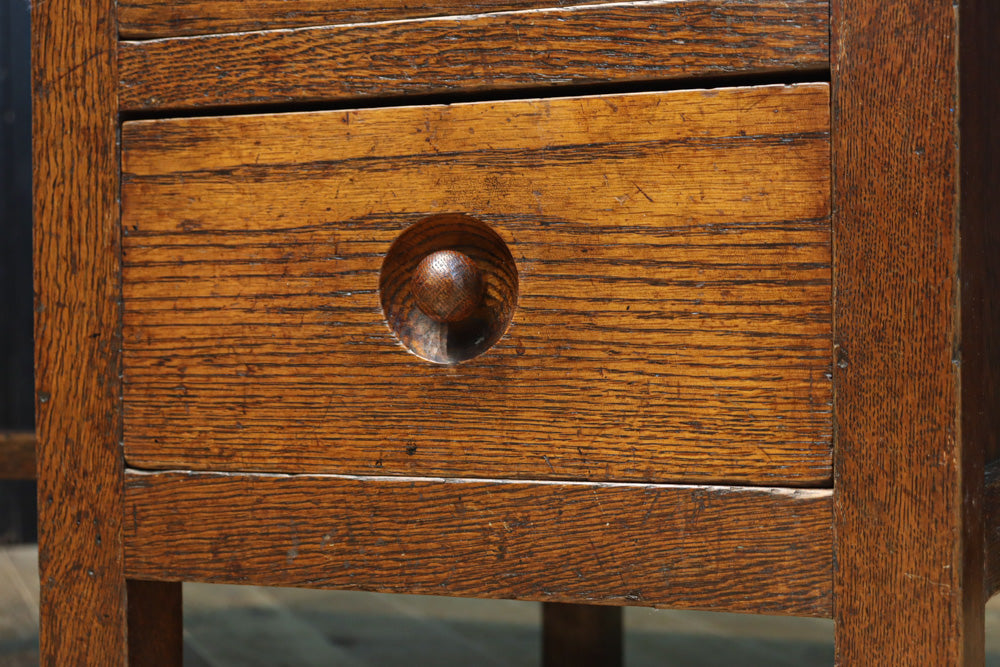 デザイン性の高いレトロ感溢れるデスク　BB3332