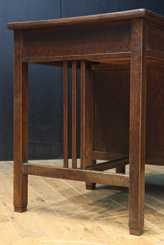 デザイン性の高いレトロ感溢れるデスク　BB3332