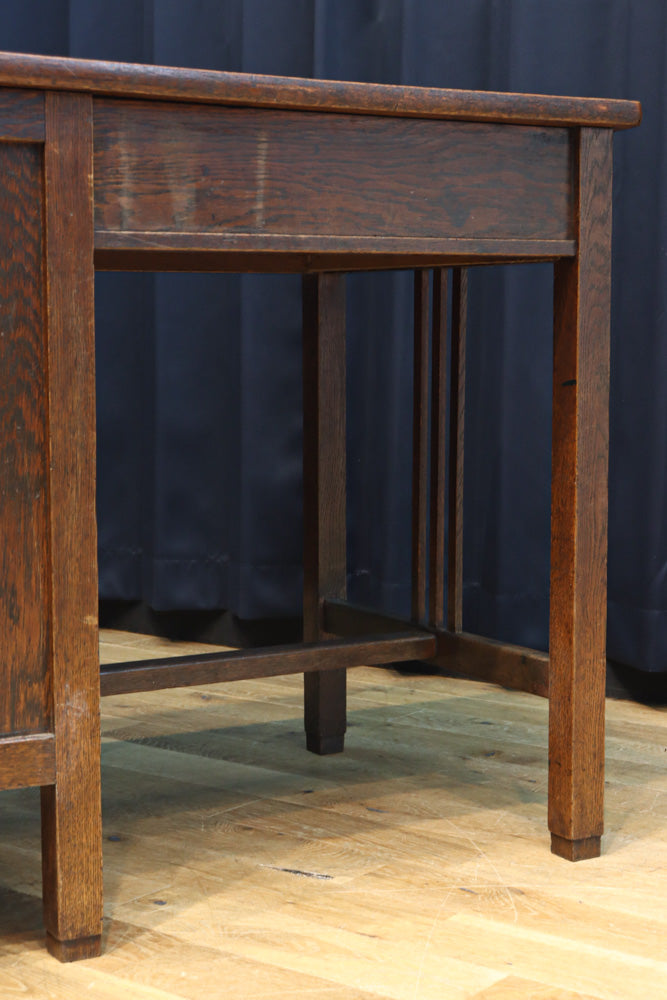 デザイン性の高いレトロ感溢れるデスク　BB3332