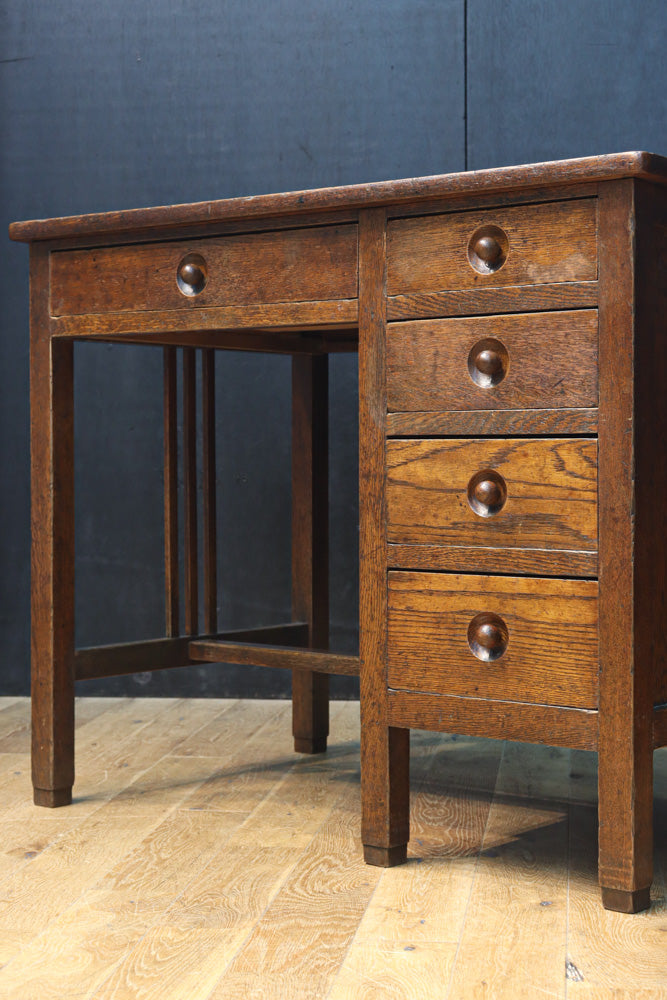 デザイン性の高いレトロ感溢れるデスク　BB3332