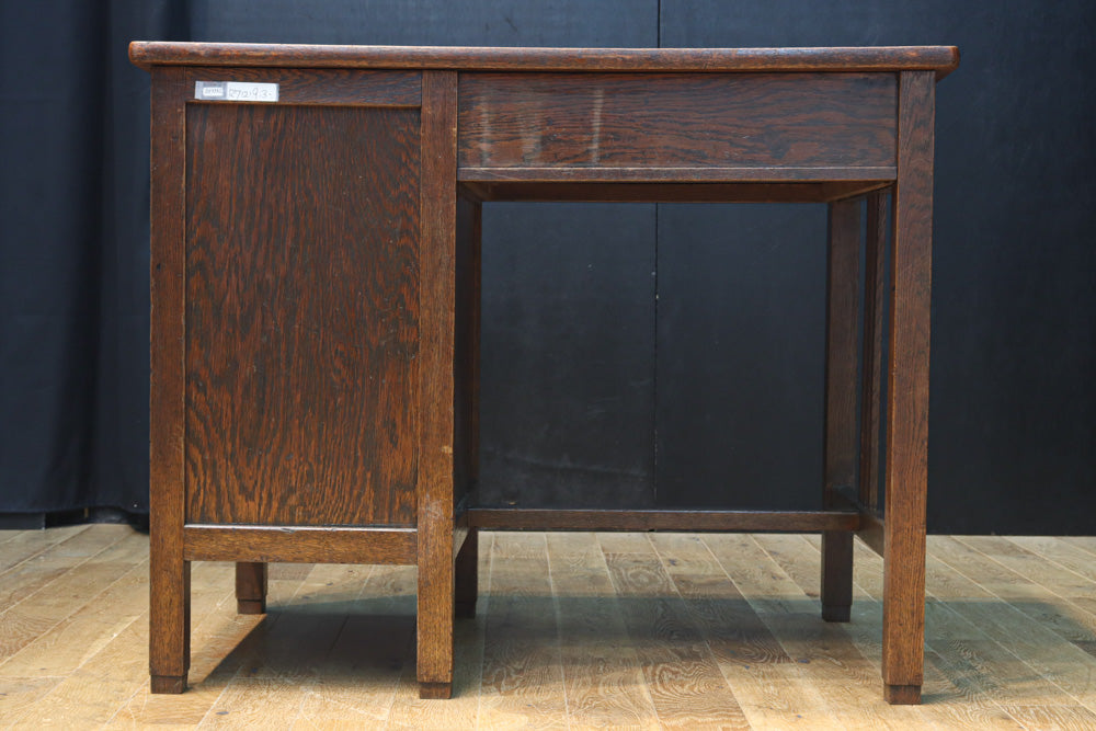 デザイン性の高いレトロ感溢れるデスク　BB3332