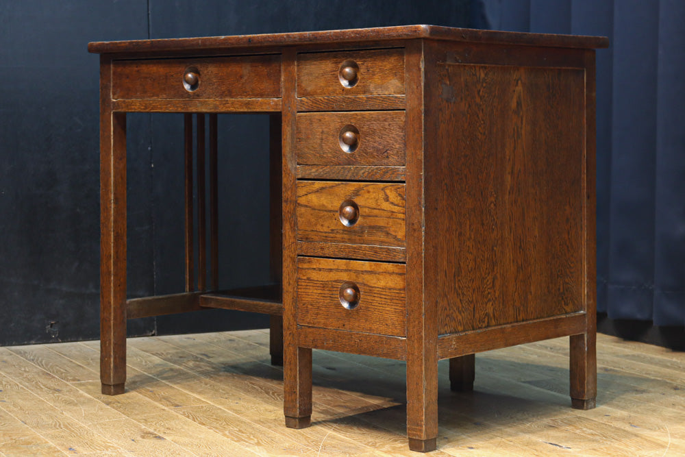 デザイン性の高いレトロ感溢れるデスク　BB3332