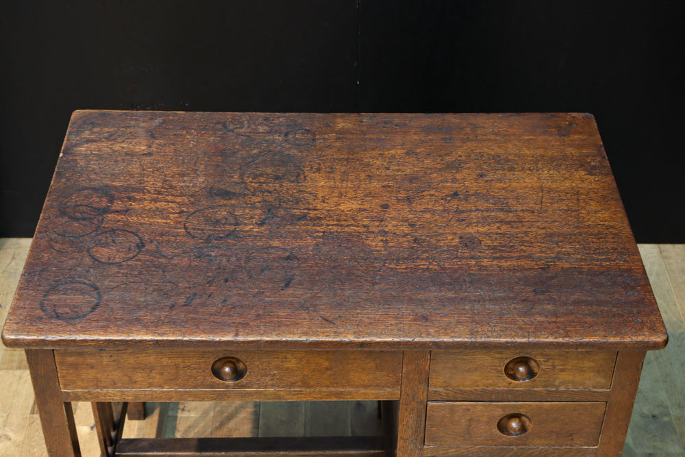 デザイン性の高いレトロ感溢れるデスク　BB3332