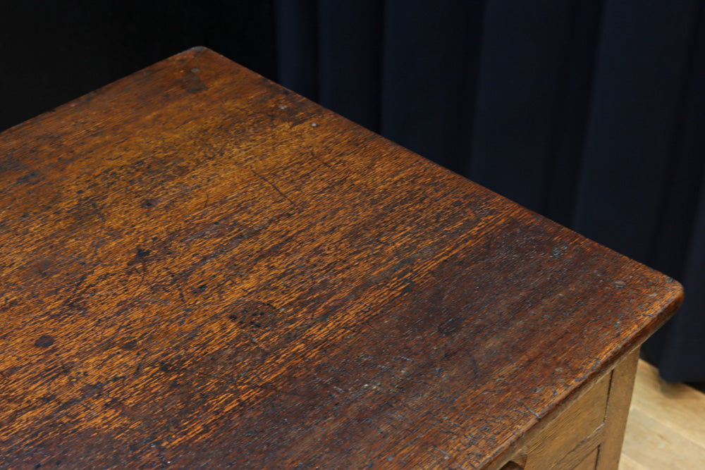 デザイン性の高いレトロ感溢れるデスク　BB3332