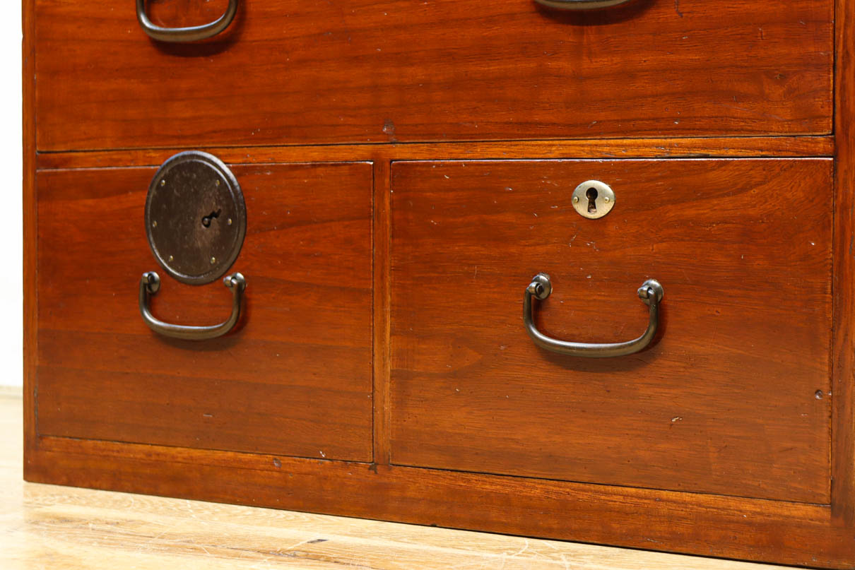 時代を重ねた風格漂う小振りサイズの小箪笥　BB3333