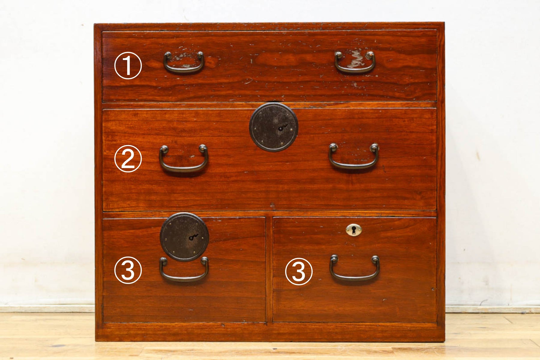 時代を重ねた風格漂う小振りサイズの小箪笥　BB3333