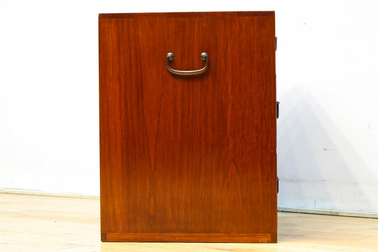 時代を重ねた風格漂う小振りサイズの小箪笥　BB3333