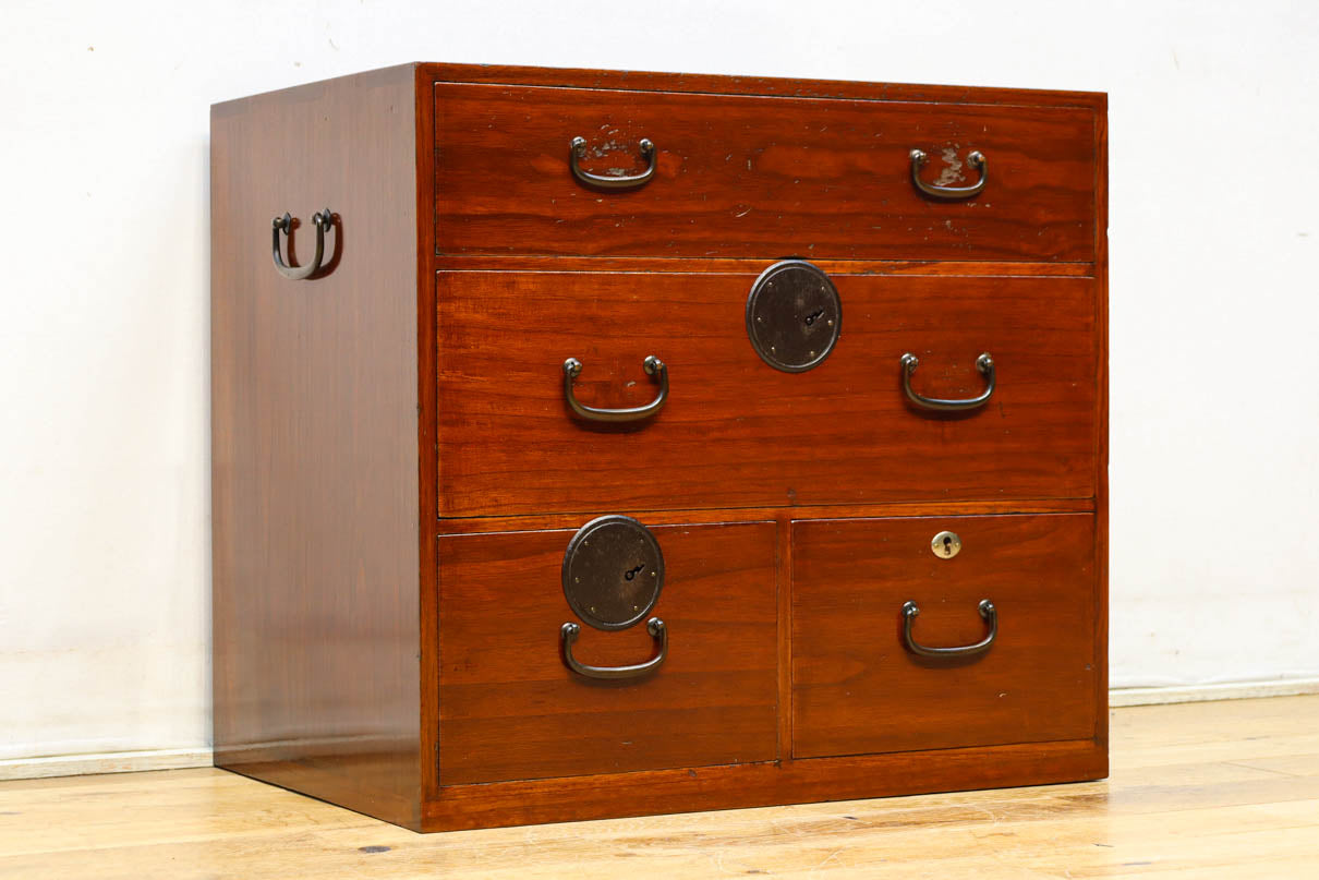 時代を重ねた風格漂う小振りサイズの小箪笥　BB3333