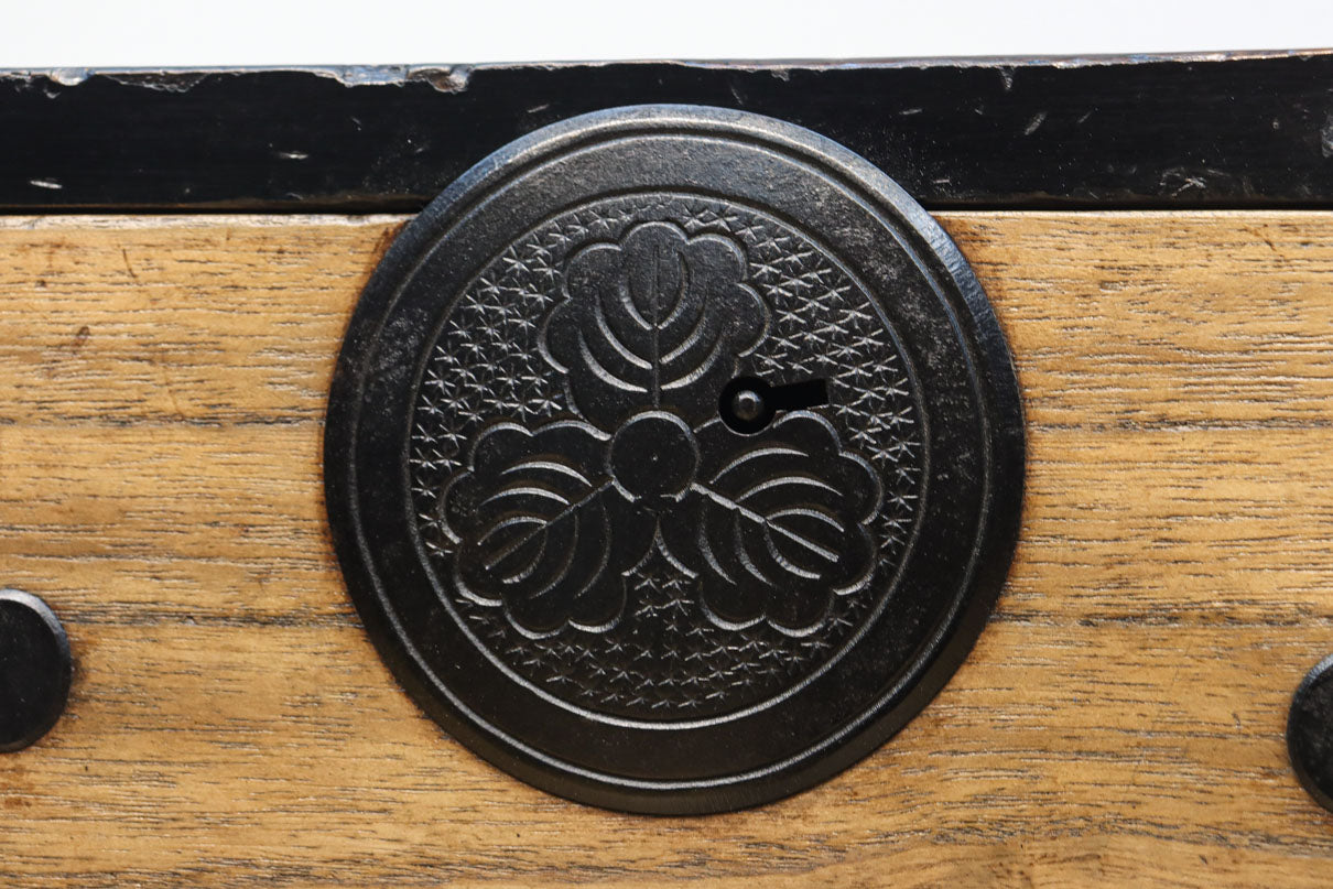 木地色の色彩を黒枠で整えた雅で美しい最上箪笥　BB3334