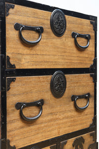 木地色の色彩を黒枠で整えた雅で美しい最上箪笥　BB3334