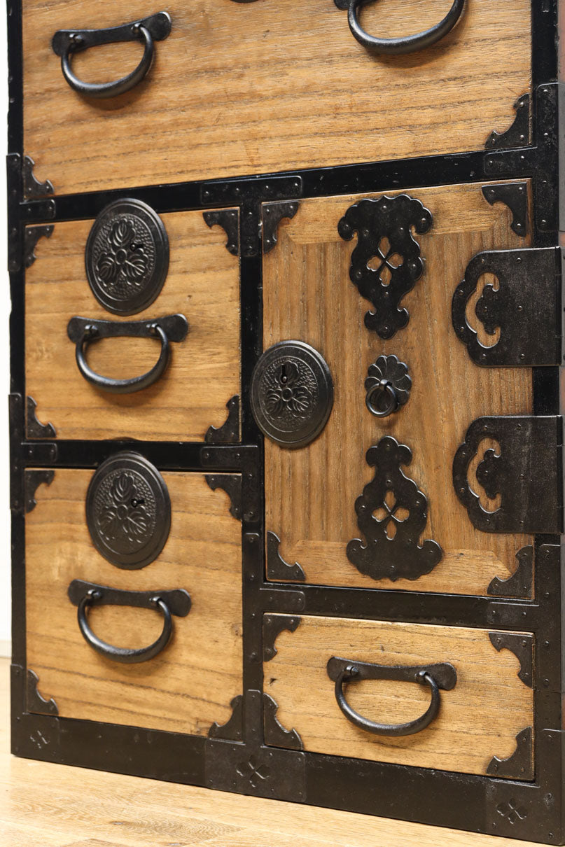 木地色の色彩を黒枠で整えた雅で美しい最上箪笥　BB3334