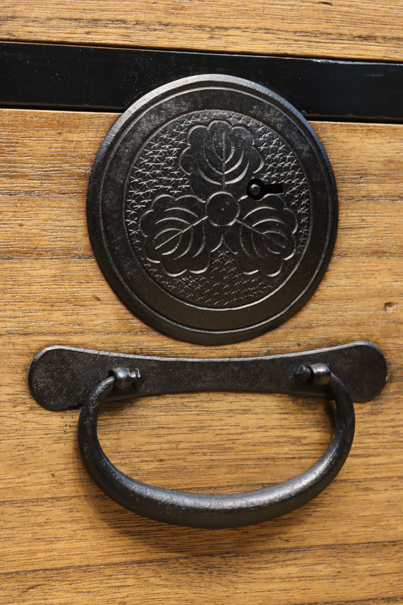 木地色の色彩を黒枠で整えた雅で美しい最上箪笥　BB3334