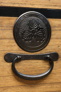 木地色の色彩を黒枠で整えた雅で美しい最上箪笥　BB3334