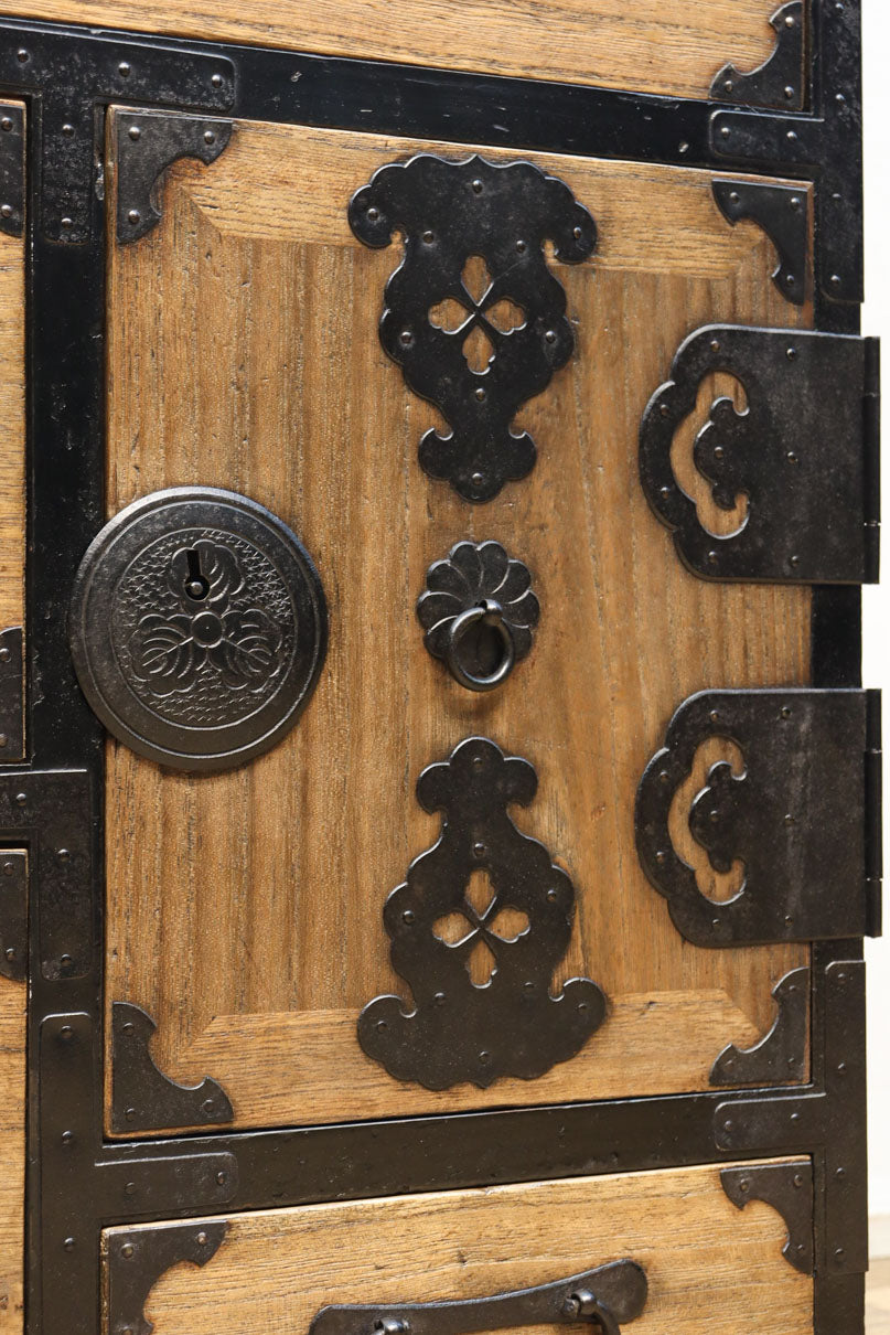 木地色の色彩を黒枠で整えた雅で美しい最上箪笥　BB3334