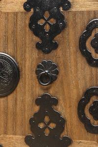 木地色の色彩を黒枠で整えた雅で美しい最上箪笥　BB3334