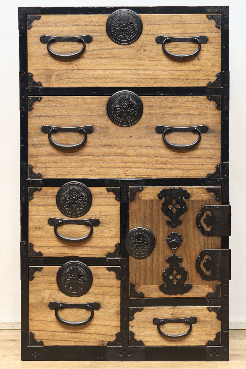 木地色の色彩を黒枠で整えた雅で美しい最上箪笥　BB3334