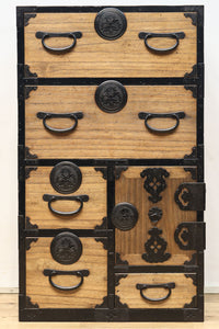 木地色の色彩を黒枠で整えた雅で美しい最上箪笥　BB3334