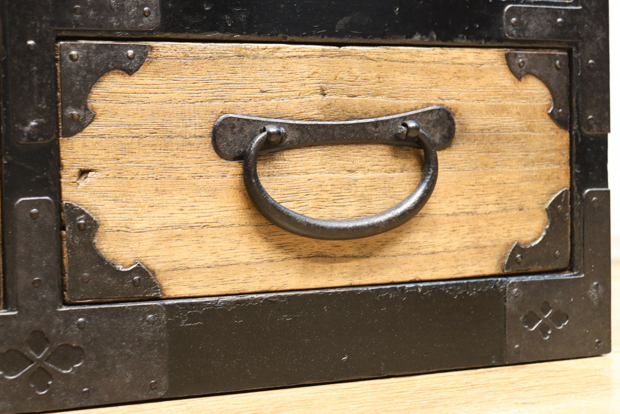 木地色の色彩を黒枠で整えた雅で美しい最上箪笥　BB3334