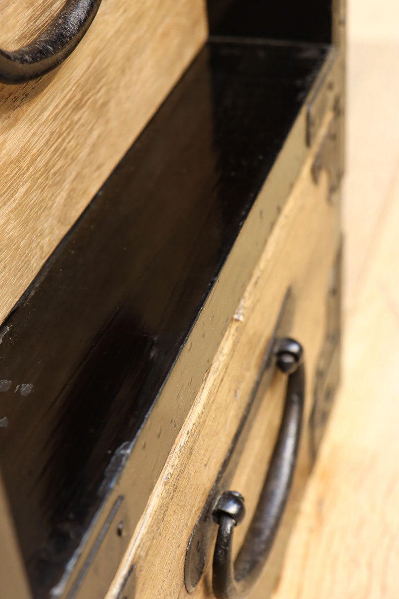 木地色の色彩を黒枠で整えた雅で美しい最上箪笥　BB3334