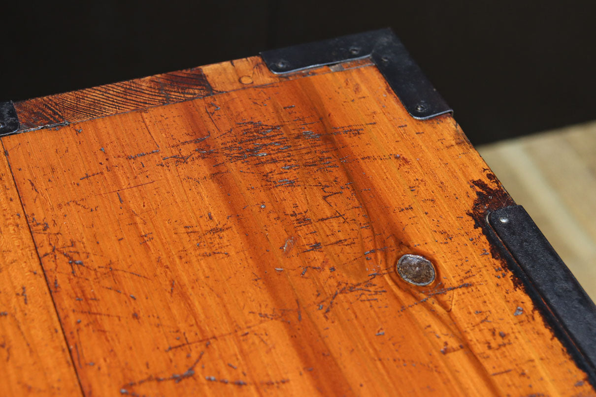 木地色の色彩を黒枠で整えた雅で美しい最上箪笥　BB3334