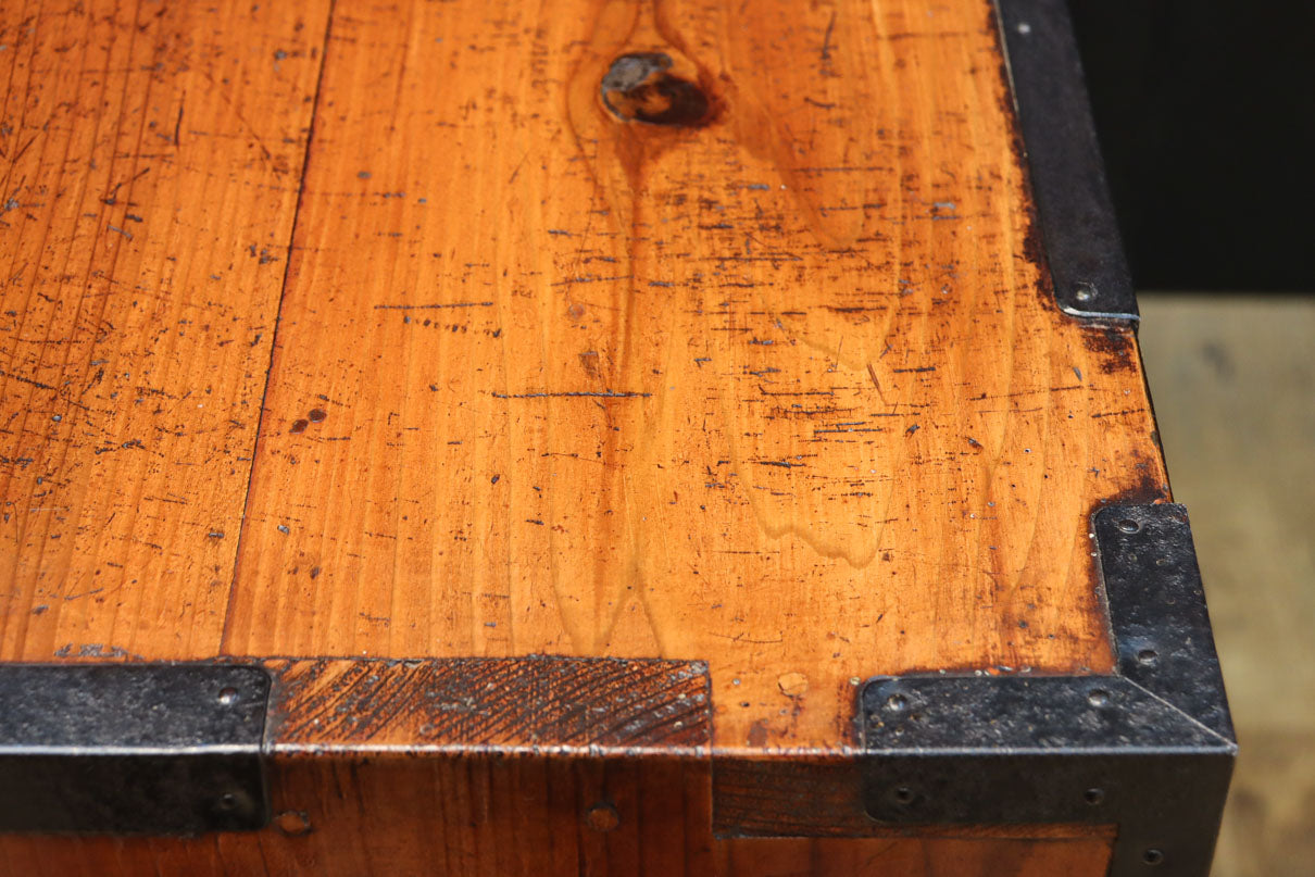 木地色の色彩を黒枠で整えた雅で美しい最上箪笥　BB3334