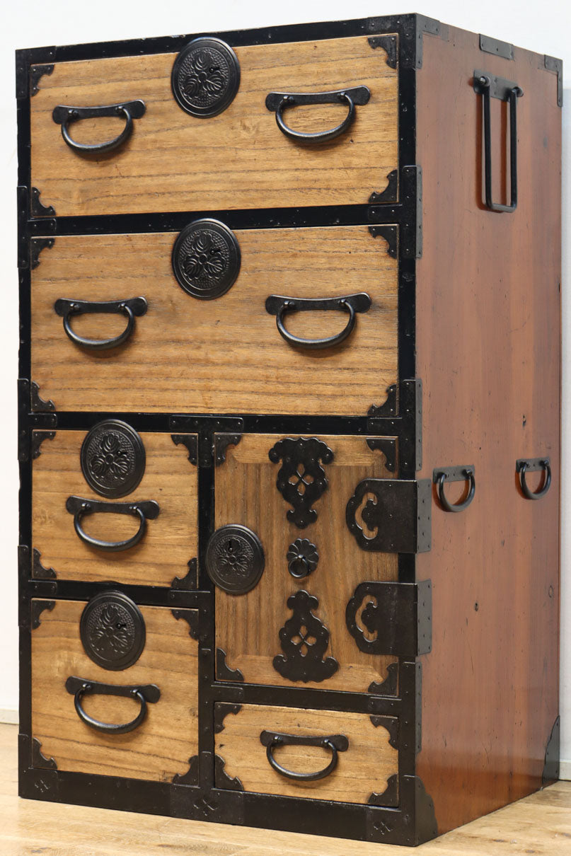 木地色の色彩を黒枠で整えた雅で美しい最上箪笥　BB3334