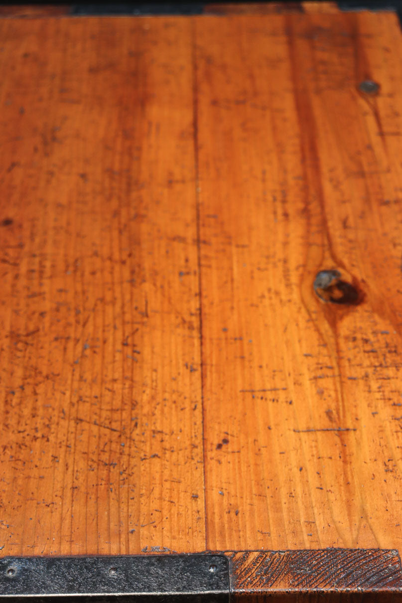 木地色の色彩を黒枠で整えた雅で美しい最上箪笥　BB3334