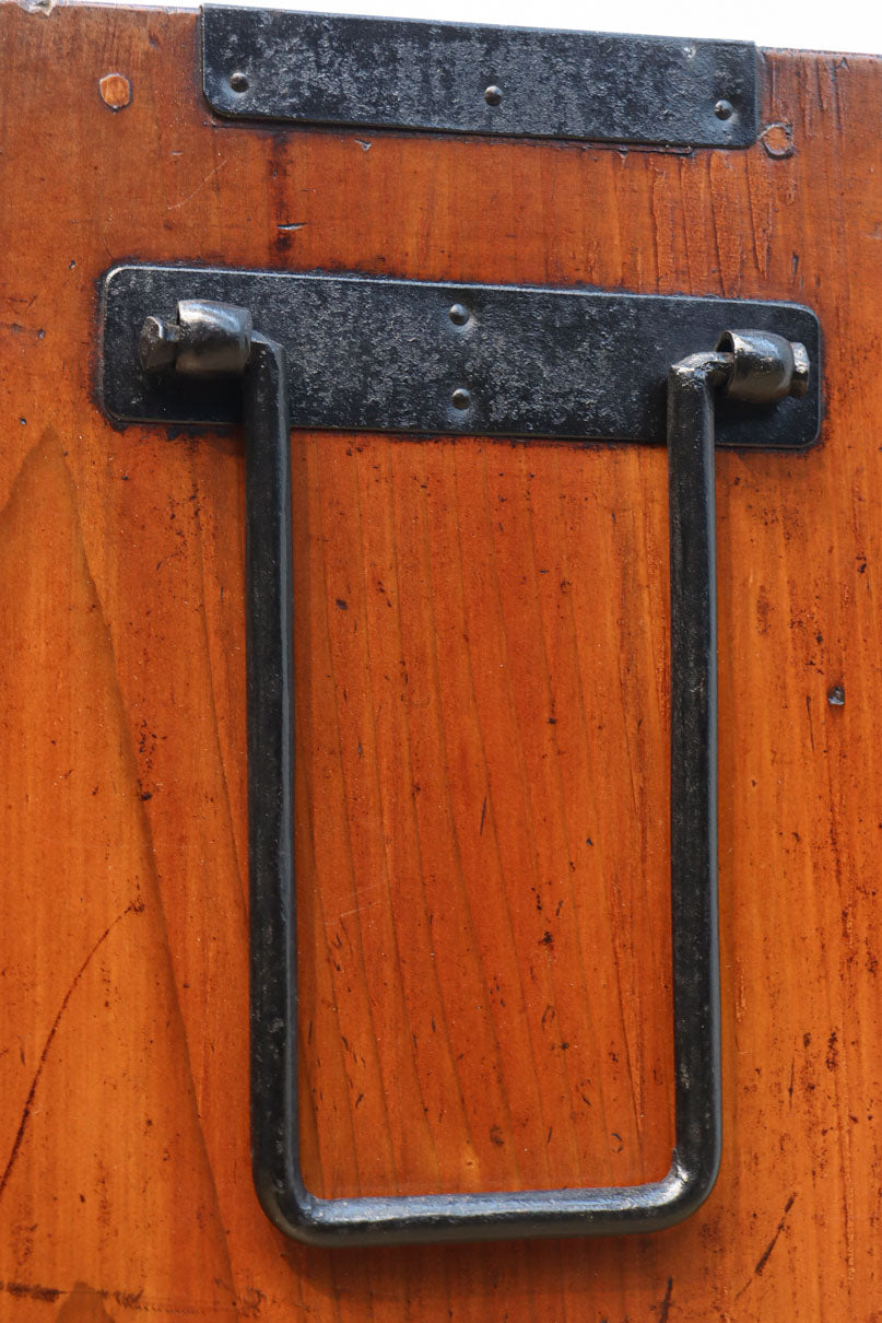 木地色の色彩を黒枠で整えた雅で美しい最上箪笥　BB3334