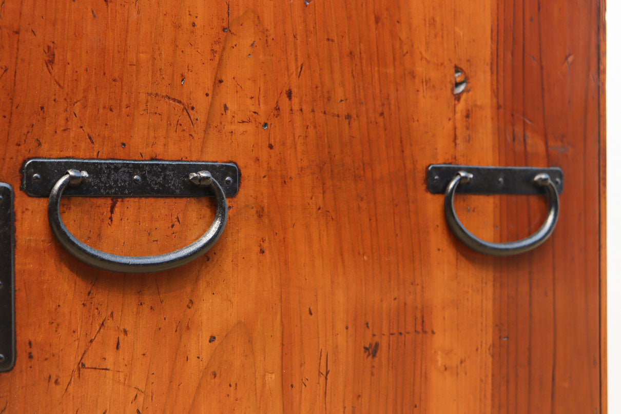 木地色の色彩を黒枠で整えた雅で美しい最上箪笥　BB3334