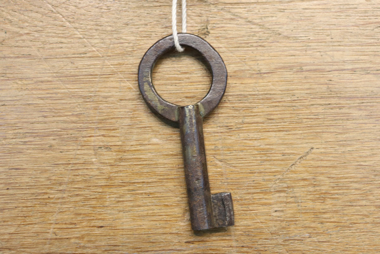 木地色の色彩を黒枠で整えた雅で美しい最上箪笥　BB3334