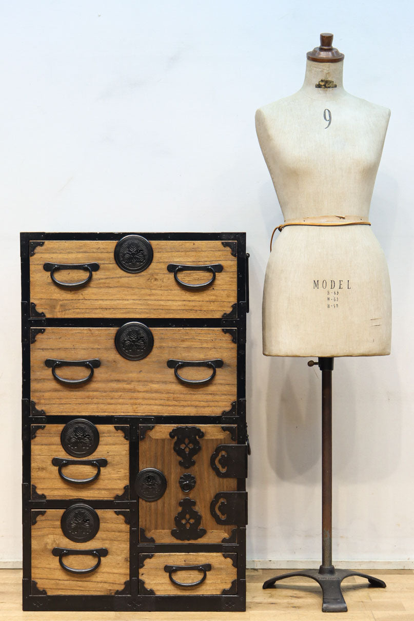 木地色の色彩を黒枠で整えた雅で美しい最上箪笥　BB3334