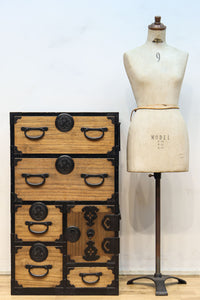 木地色の色彩を黒枠で整えた雅で美しい最上箪笥　BB3334