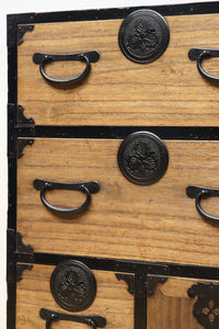 木地色の色彩を黒枠で整えた雅で美しい最上箪笥　BB3334