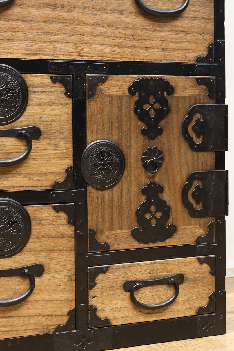 木地色の色彩を黒枠で整えた雅で美しい最上箪笥　BB3334