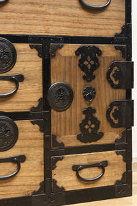 木地色の色彩を黒枠で整えた雅で美しい最上箪笥　BB3334