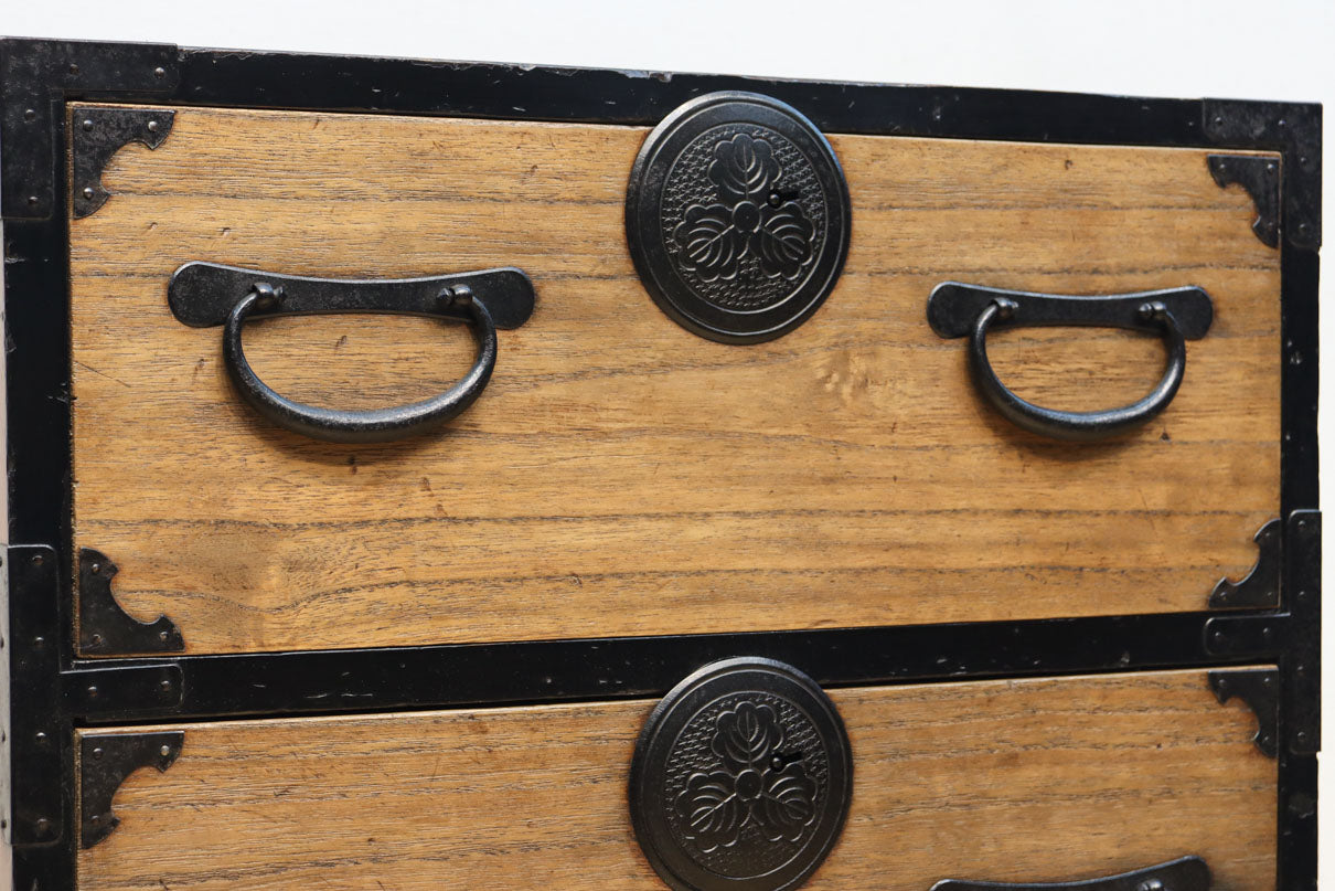 木地色の色彩を黒枠で整えた雅で美しい最上箪笥　BB3334