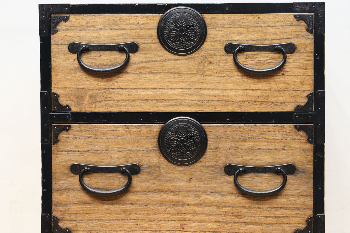 木地色の色彩を黒枠で整えた雅で美しい最上箪笥　BB3334