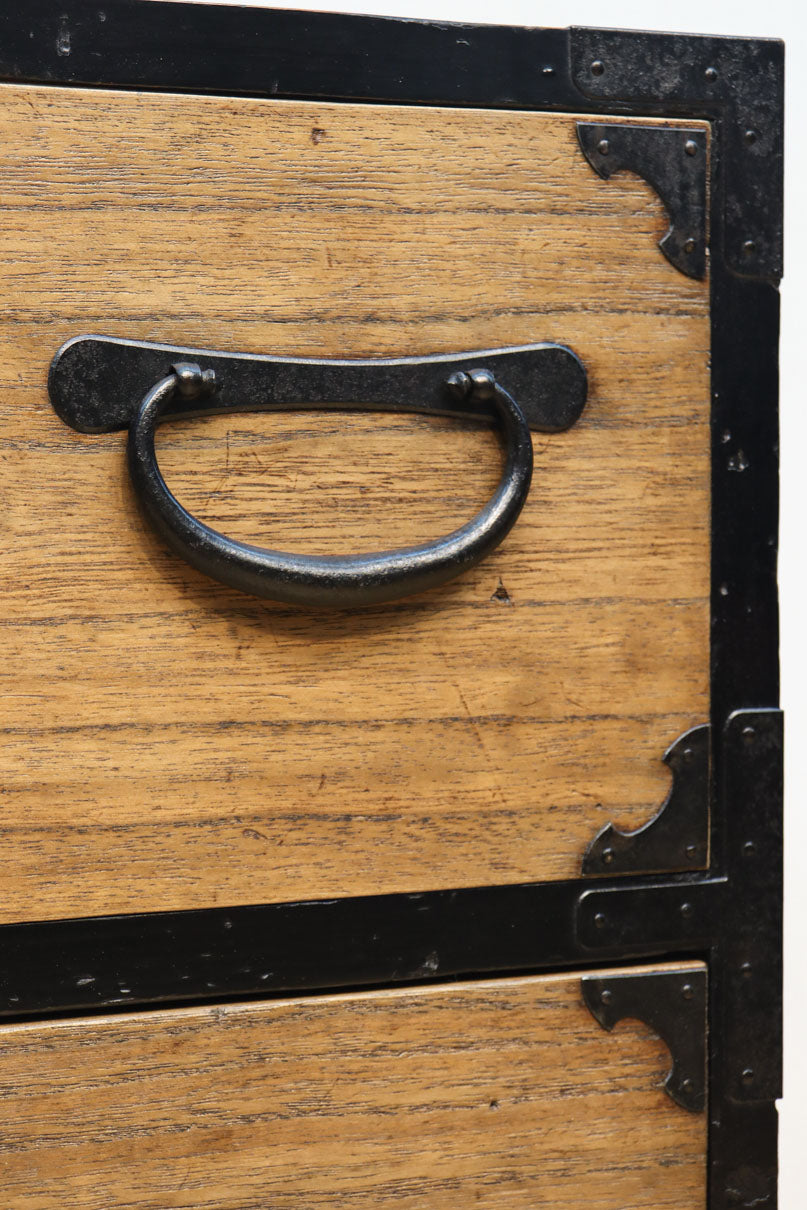 木地色の色彩を黒枠で整えた雅で美しい最上箪笥　BB3334