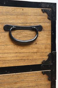 木地色の色彩を黒枠で整えた雅で美しい最上箪笥　BB3334